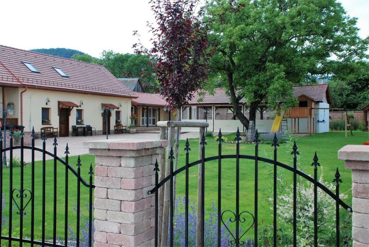 Krásnohorské Podhradie Ubytovanie Tri Ruze מראה חיצוני תמונה