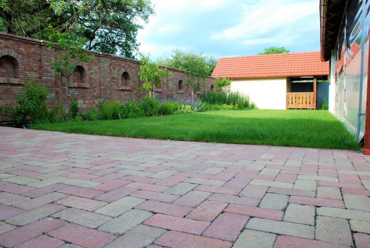Krásnohorské Podhradie Ubytovanie Tri Ruze מראה חיצוני תמונה