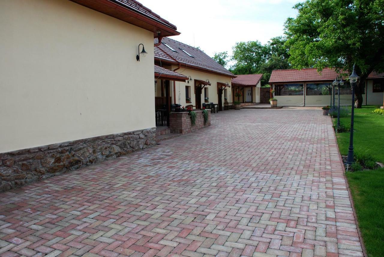 Krásnohorské Podhradie Ubytovanie Tri Ruze מראה חיצוני תמונה