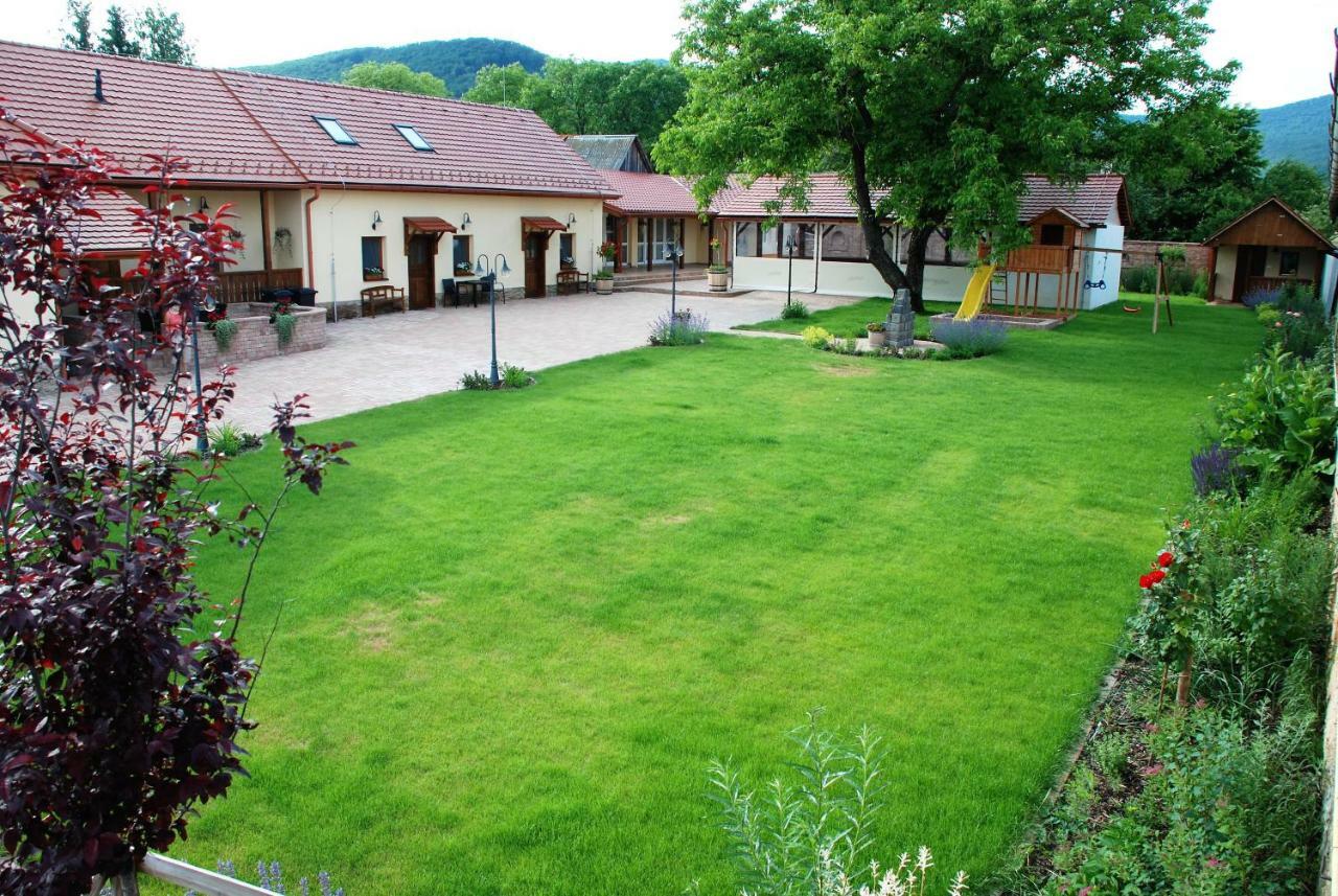 Krásnohorské Podhradie Ubytovanie Tri Ruze מראה חיצוני תמונה